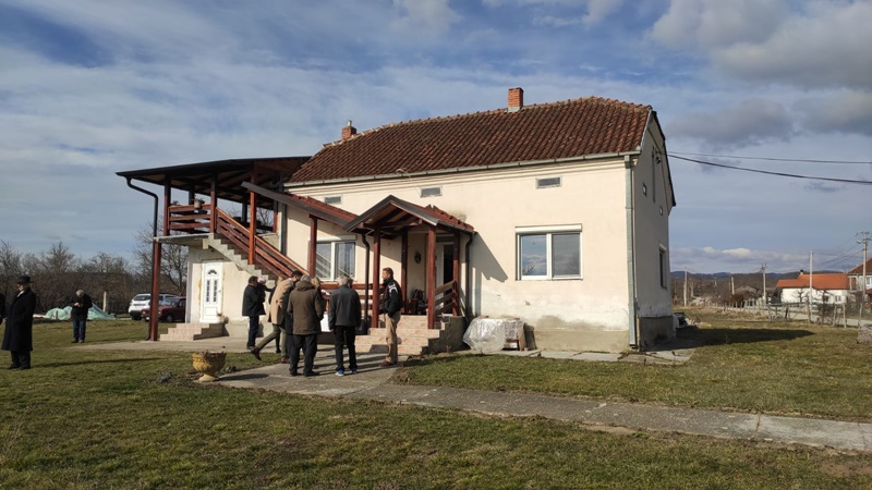 Српски земљорадник са основном школом творац је ванвременских хитова који ће живети заувек: Улица дугачка 500 метара у селу Мрчајевци добила име по чувеном Обрену Пјевовићу (ФОТО)