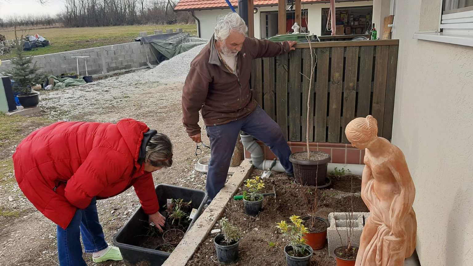 Шведски стандард заменили за мало парче раја у Србији: Зоран и Зорица након пола века рада у иностраству скућили се код Тополе, али уместо асфалта газе блато (ФОТО)