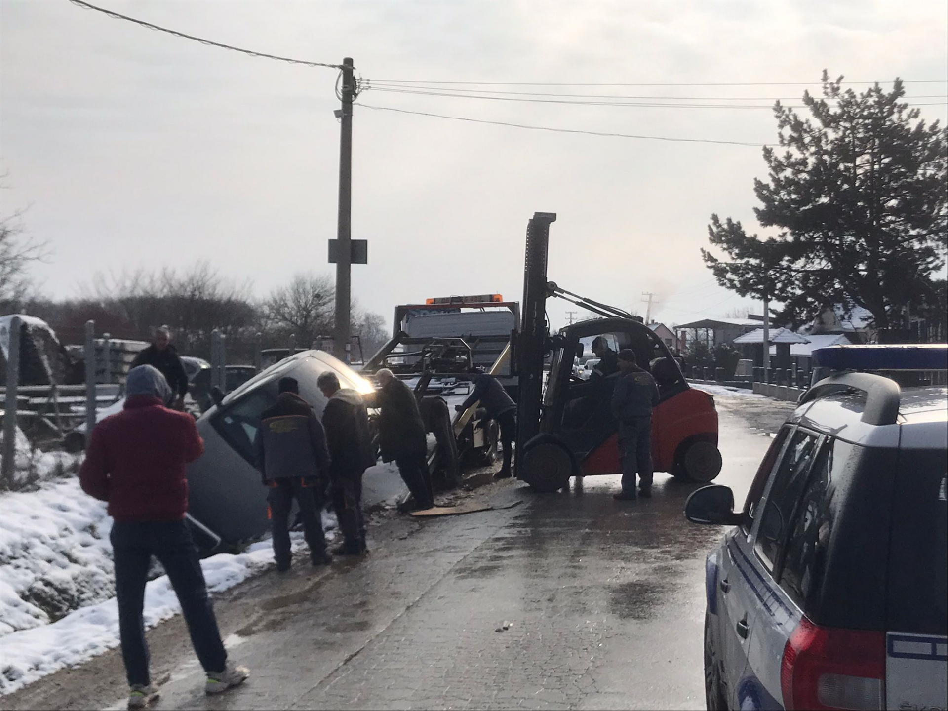 Директан судар фиата и аудија у селу Пријевор код Чачка: Једно возило завршило у каналу, друго потпуно слупано (ФОТО)