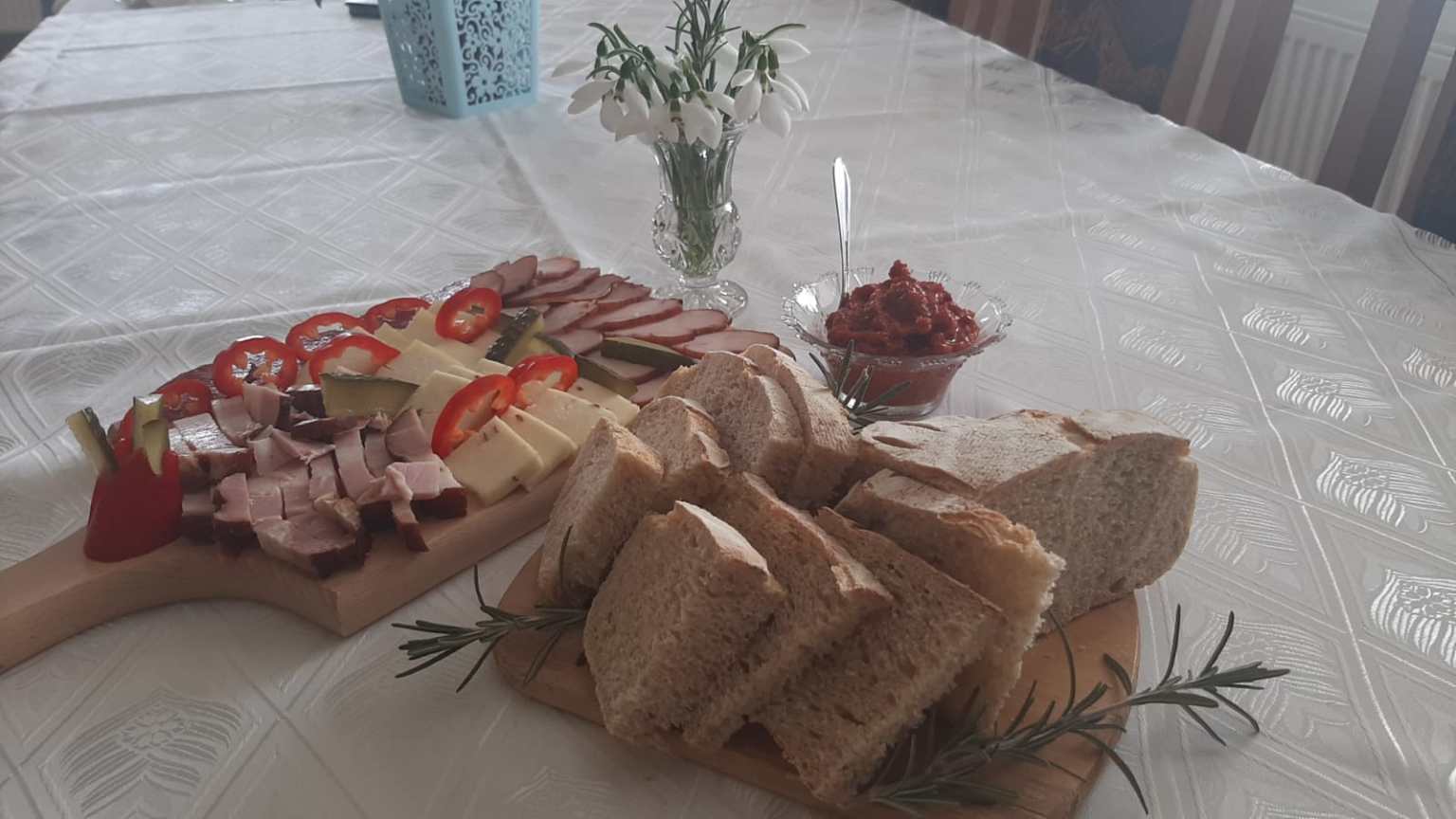 Ова домаћица зна како да потроши купљено брашно, читаво село мирише на њен домаћи хлеб: Вера свој специјалитет меси два дана и то по посебној рецептури (ФОТО)