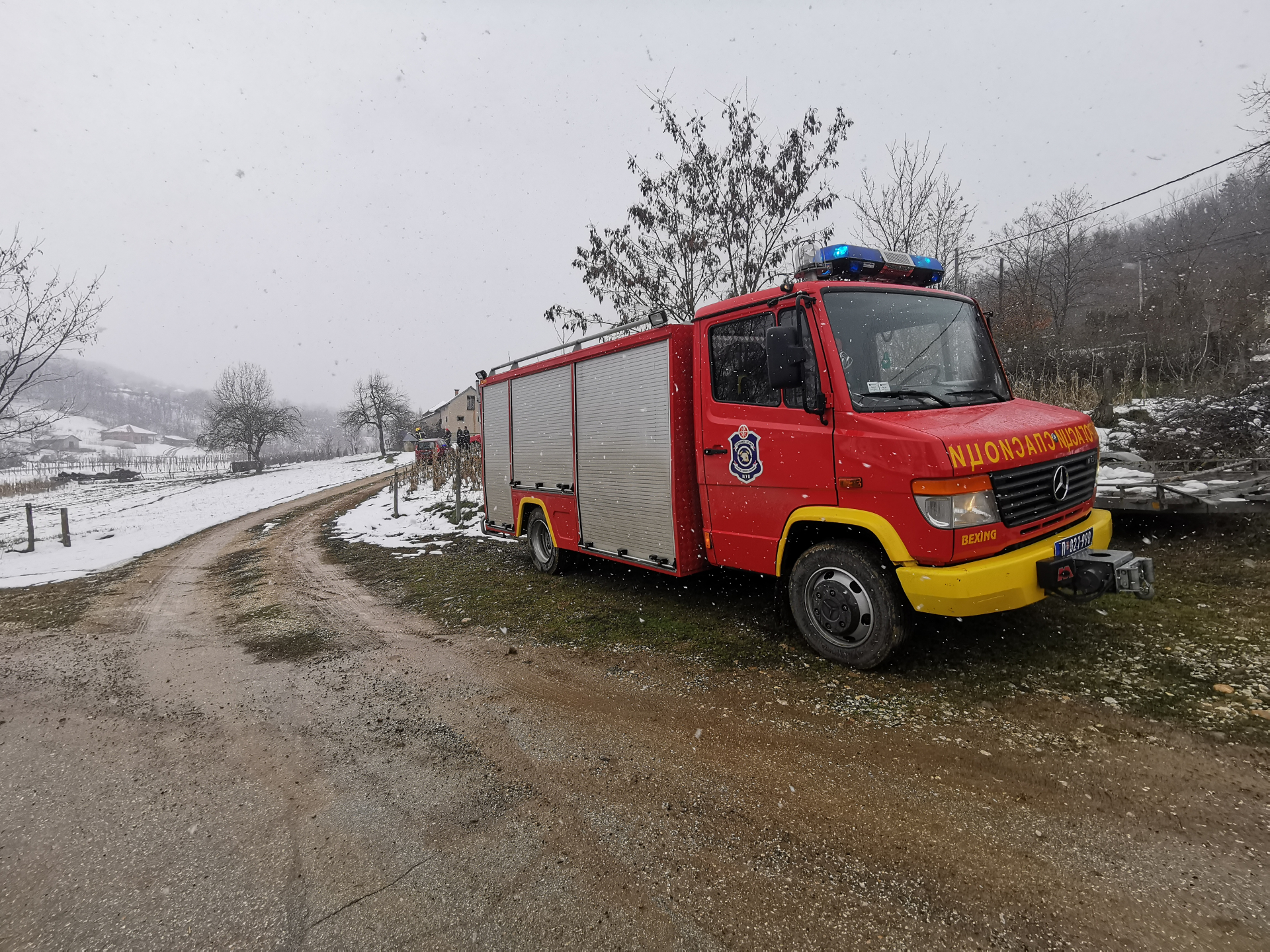 Трагедија у селу Трнава код Чачка: Жена упала у бунар у дворишту породичне куће, ватрогасци покушавају да извуку њено беживотно тело (ФОТО)