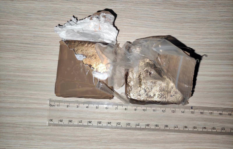 Покушао да шверцује злато преко границе: Ухапшен мушкарац на прелазу Котроман, у аутомобилу му пронашли 790 грама претопљеног метала