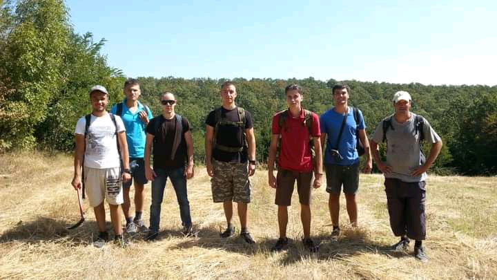 Личи на коров и расте из асфалта, али лечи многе болести: Марко је најмлађи травар у Србији и открива тајне лековитих биљака, природа је за њега ризница здравља (ФОТО)