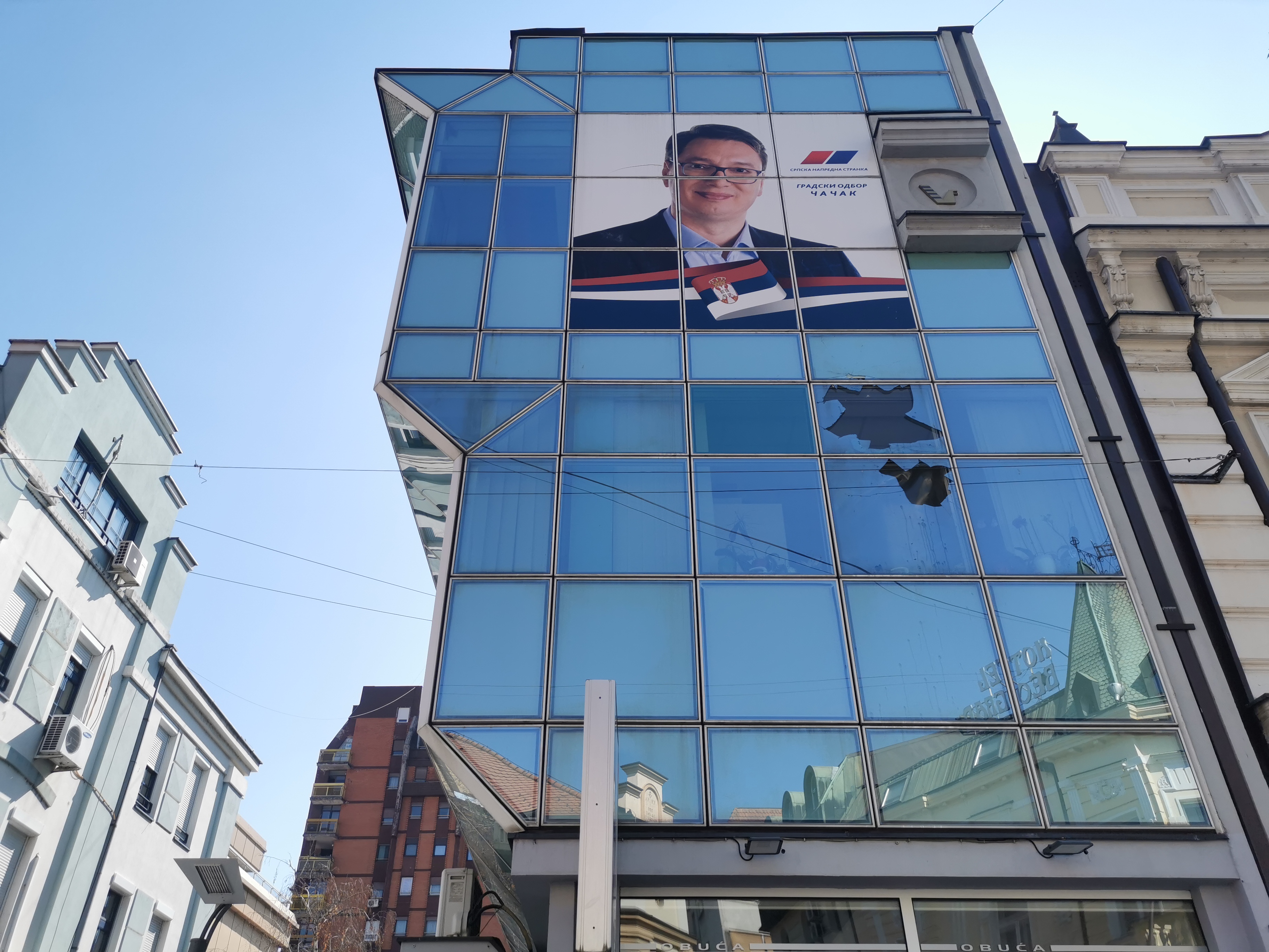 Вандализам у Чачку: Непознати починиоци каменовали зграду на централном градском шеталишту (ФОТО)