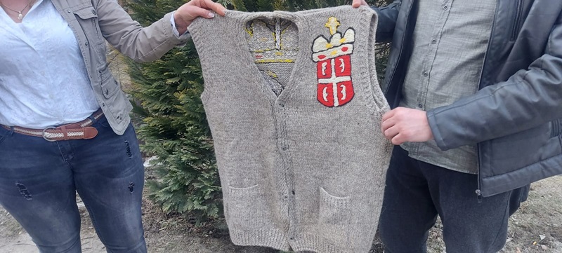 Двоглави орао и домаћа вуна: Љубица је две године плела само један прслук, ово је несвакидашњи уникат који стиже са Голије и то са посебним разлогом (ФОТО)
