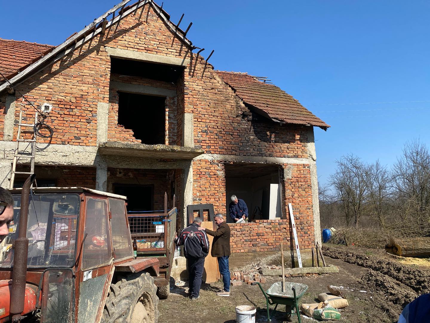 Све што смо са муком градили нестало је за пар минута: Велика трагедија задесила две породице из Чачка, ватрена стихија уништила им куће али захваљујући помоћи пријатеља добиће нови дом (ФОТО)