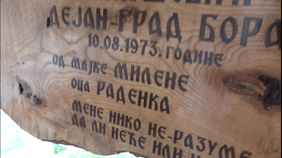 Људи се крсте и не верују својим очима: Дејан из села Борач је српски фараон, сам себи за живота саградио невероватну гробницу, на локалном гробљу никла кућица са два спрата (ФОТО)