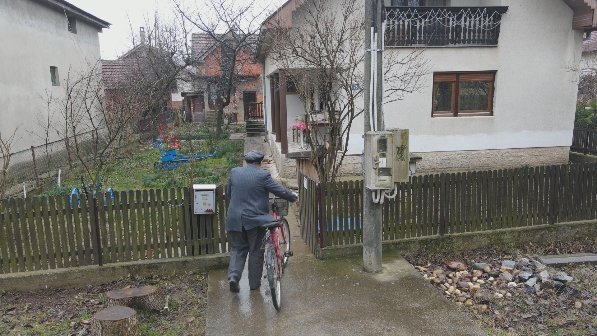 Брано из Свилајнца је власник најдужег фискалног рачуна у Србији: Дугачак скоро два метра заузима посебно место у његовој невероватној колекцији (ФОТО)
