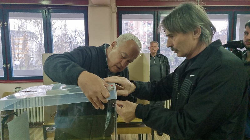 Гласа Западна Србија: Сва бирачка места отворена на време, у Чачку своју грађанску дужност обавио и председнички кандидат Бошко Обрадовић