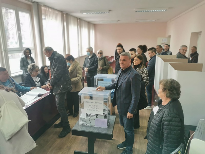 Своју грађанску дужност обавио и градоначелник Чачка Милун Тодоровић, фото: РИНА