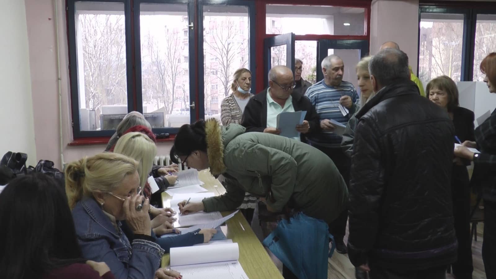 Повећане гужве на биралиштима, овако изгледа излазност до 14 часова: Бајина Башта и Лучани бележе највећи број грађана који су до сада изашли на изборе