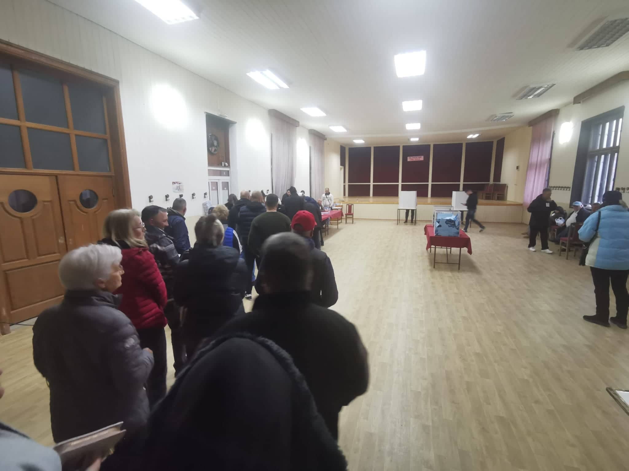 Чачани похрлили на гласање, излазност већа него на претходним изборима: На територији Западне Србије у већини градова и општина излазност већ прешла 50 одсто