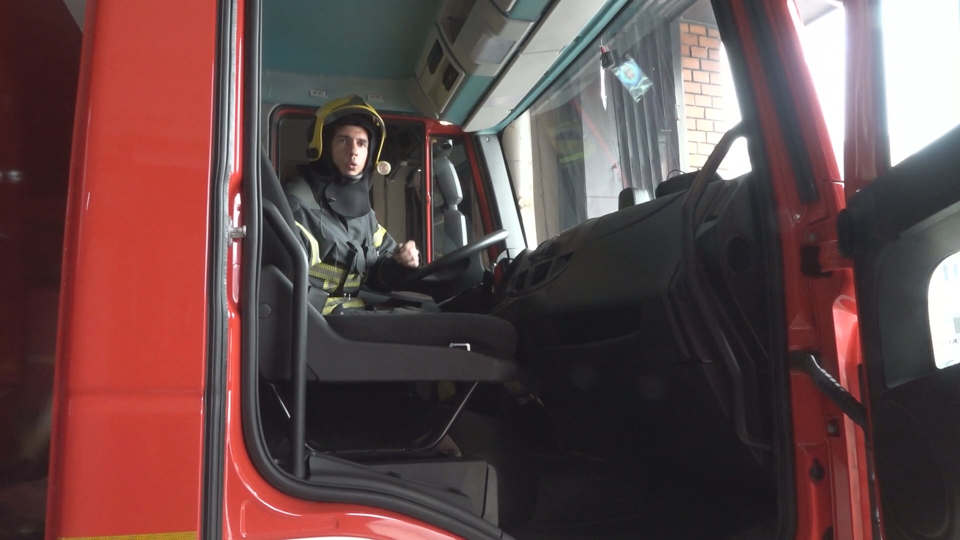 На само један позив ускачу у ватру и спасавају животе, они су истински хероји данашњице: Милан из Ужица има само 27 година и један је од најмлађих ватрогасаца - спасиоца Златиборског округа (ФОТО)