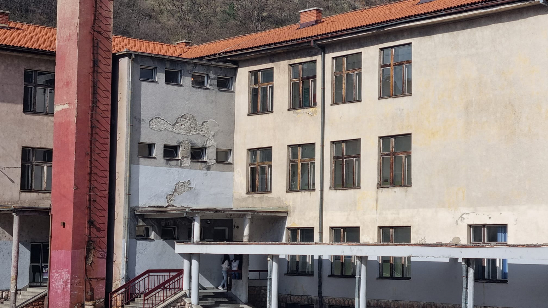 Брука и срамота Пријепоља, највећа и најстарија школа потпуно оронула: Родитељи сваки дан стрeпе кад своју децу шаљу на наставу, питање је дана када би унутрашања фасада могла да се уруши (ФОТО)
