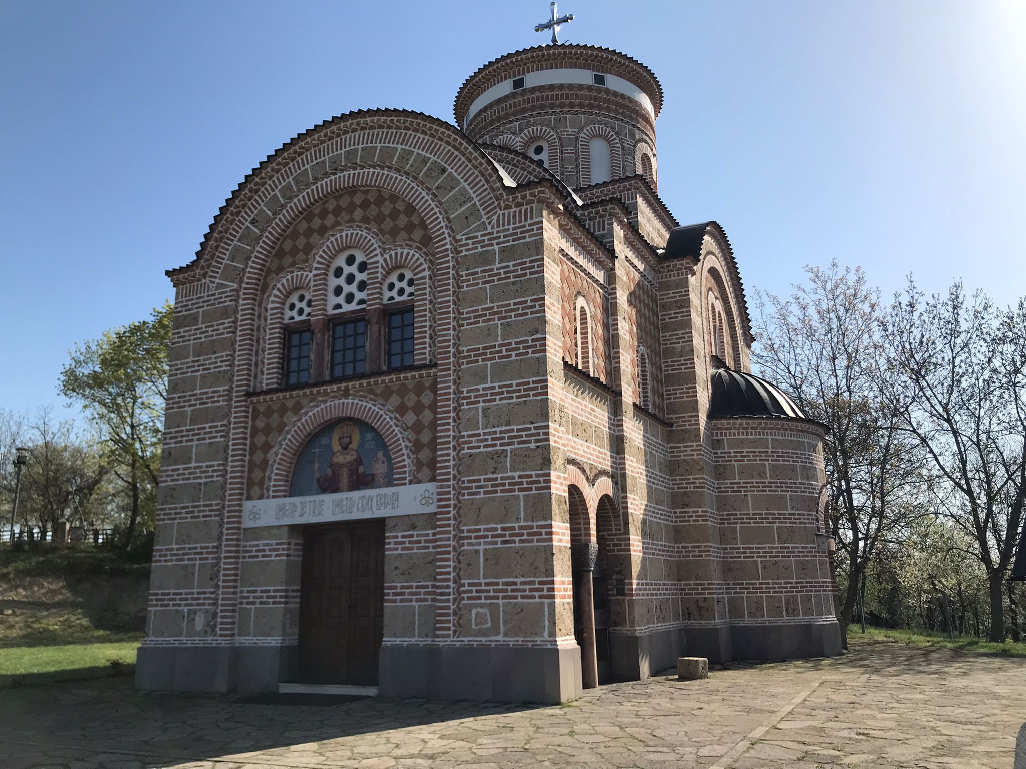 Некима више ништа није свето, невероватна крађа у Чачку: Мушкарац украо кутију са прилозима из цркве Светог кнеза Лазара у Љубићу, мештани згрожени овим чином