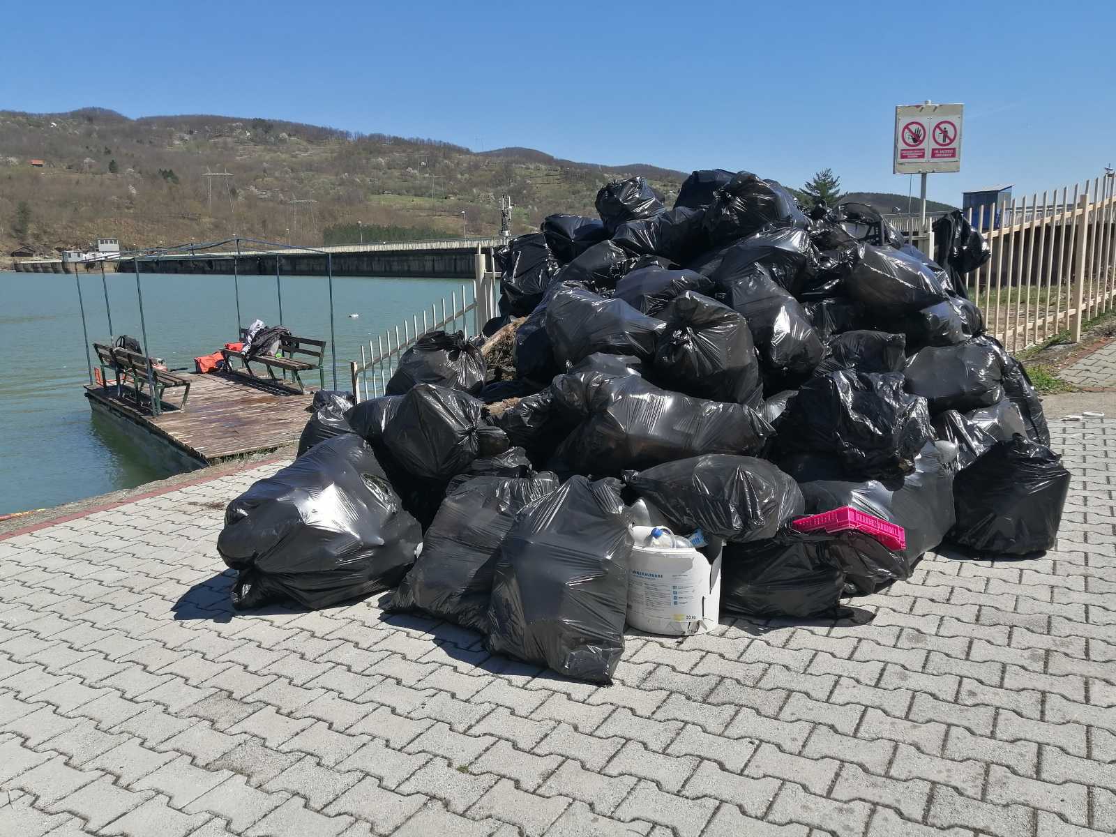 Огромна гомила смећа извучена из једног од најлепших бисера Србије: Језеро Перућац чистило 40 људи помоћу чамаца међу њима и Јован Мемедовић, једва све стало у 600 врећа