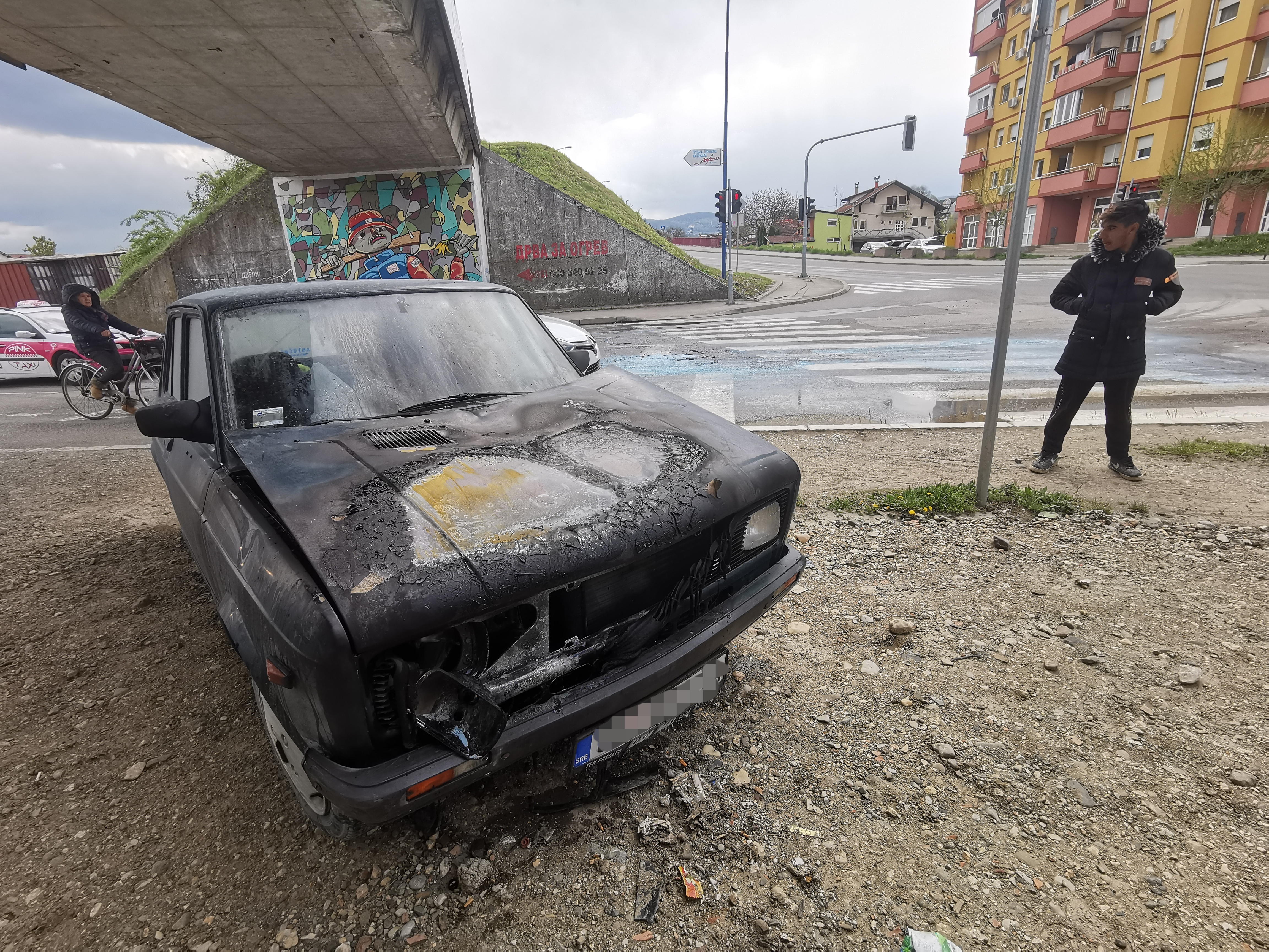 Гори "застава" у Чачку: Возило се запалило и покрету, велики пламен уплашио пролазнике а на лице места стигли и ватрогасци (ФОТО)(ВИДЕО)