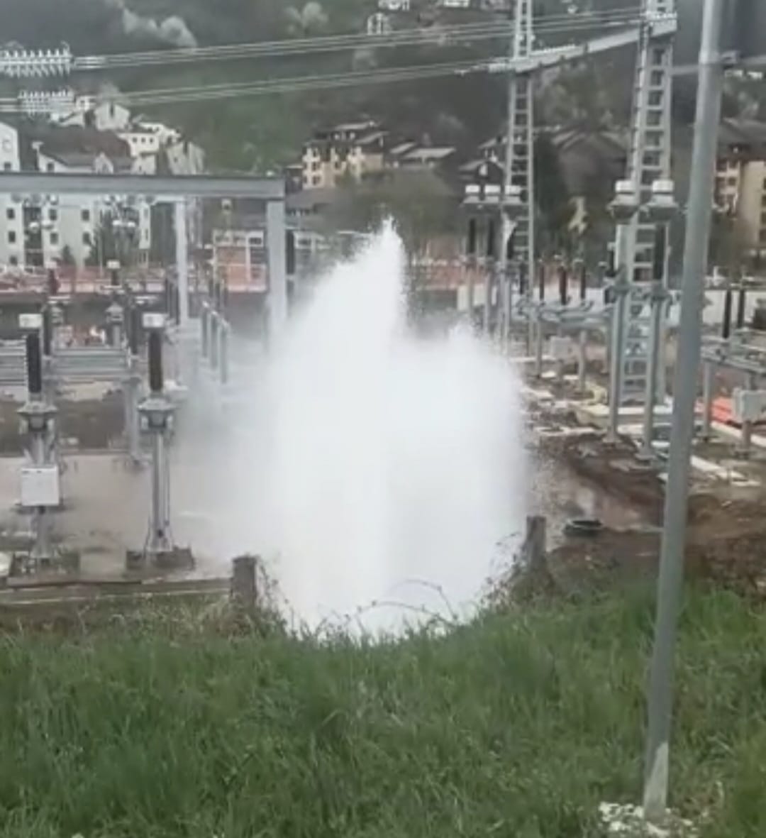 Хаварија у Прибоју, сви становници остали без воде: Пробијена главна водоводна цев приликом изградње трафостанице (ФОТО)(ВИДЕО)