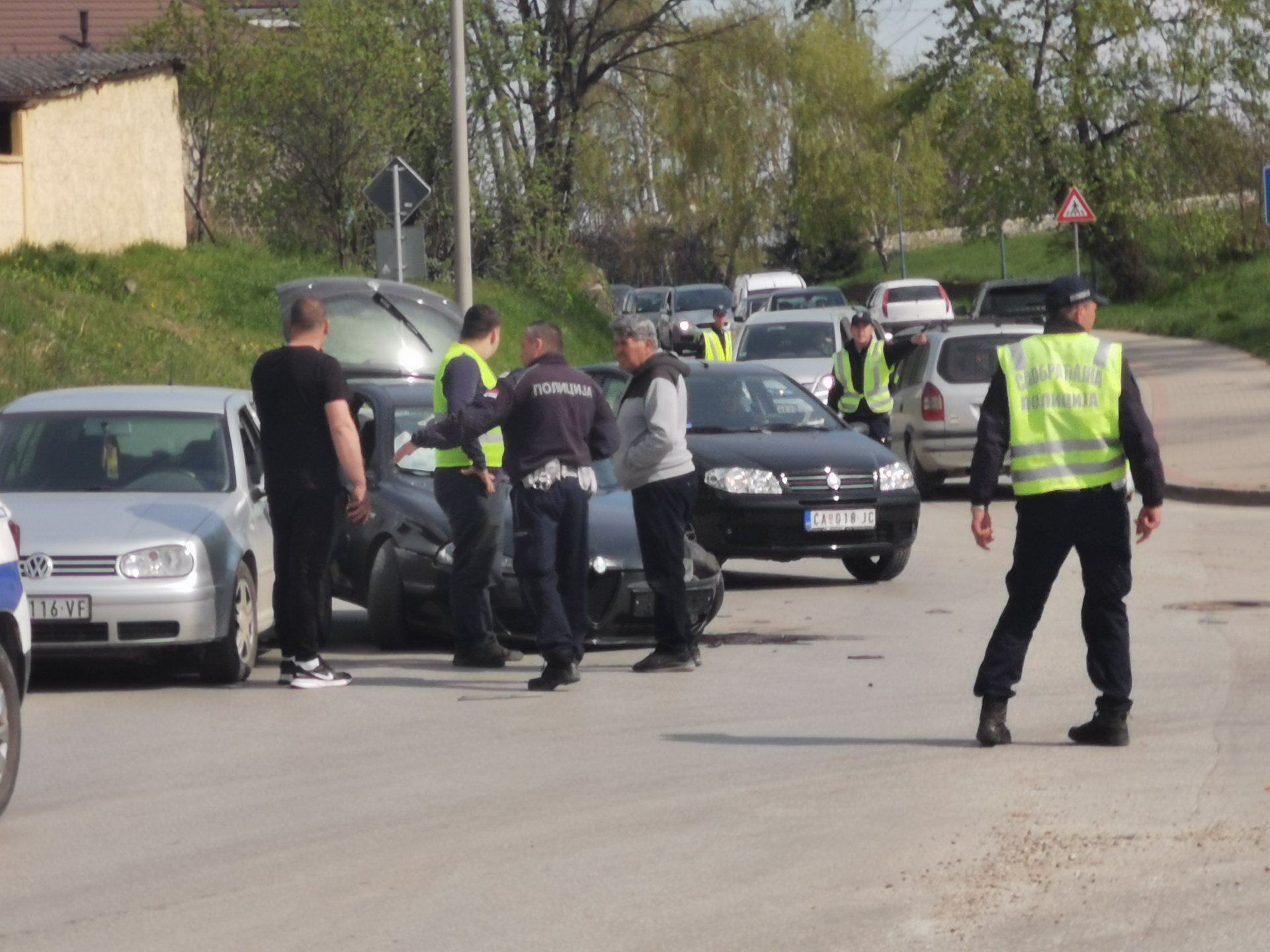 Ланчани судар у Чачку: Слупана три возила а на једном се активирали и ваздушни јастуци, делови аутомобила расути свуда по путу (ФОТО)