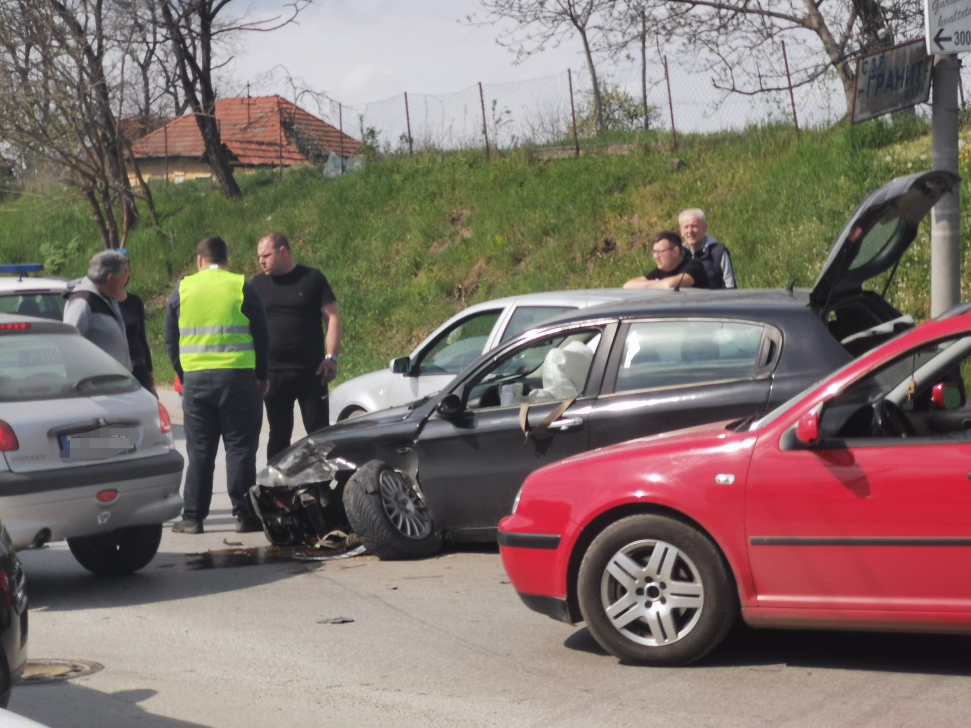 Слупана три возила а на једном се активирали и ваздушни јастуци/ Фото: РИНА