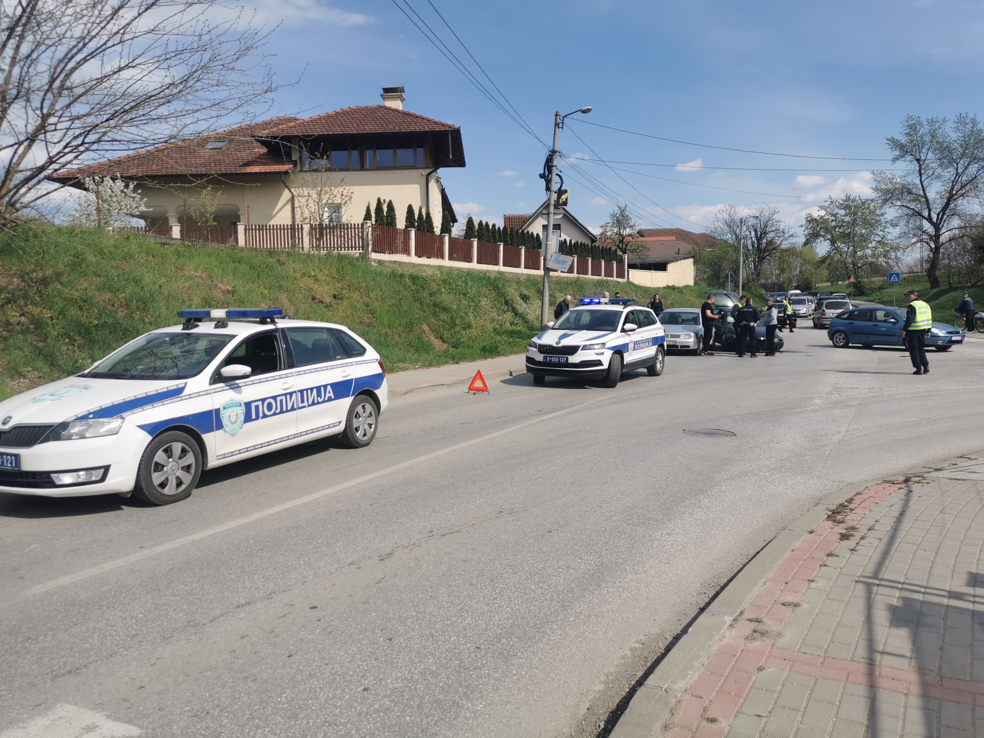 Слупана три возила а на једном се активирали и ваздушни јастуци/ Фото: РИНА