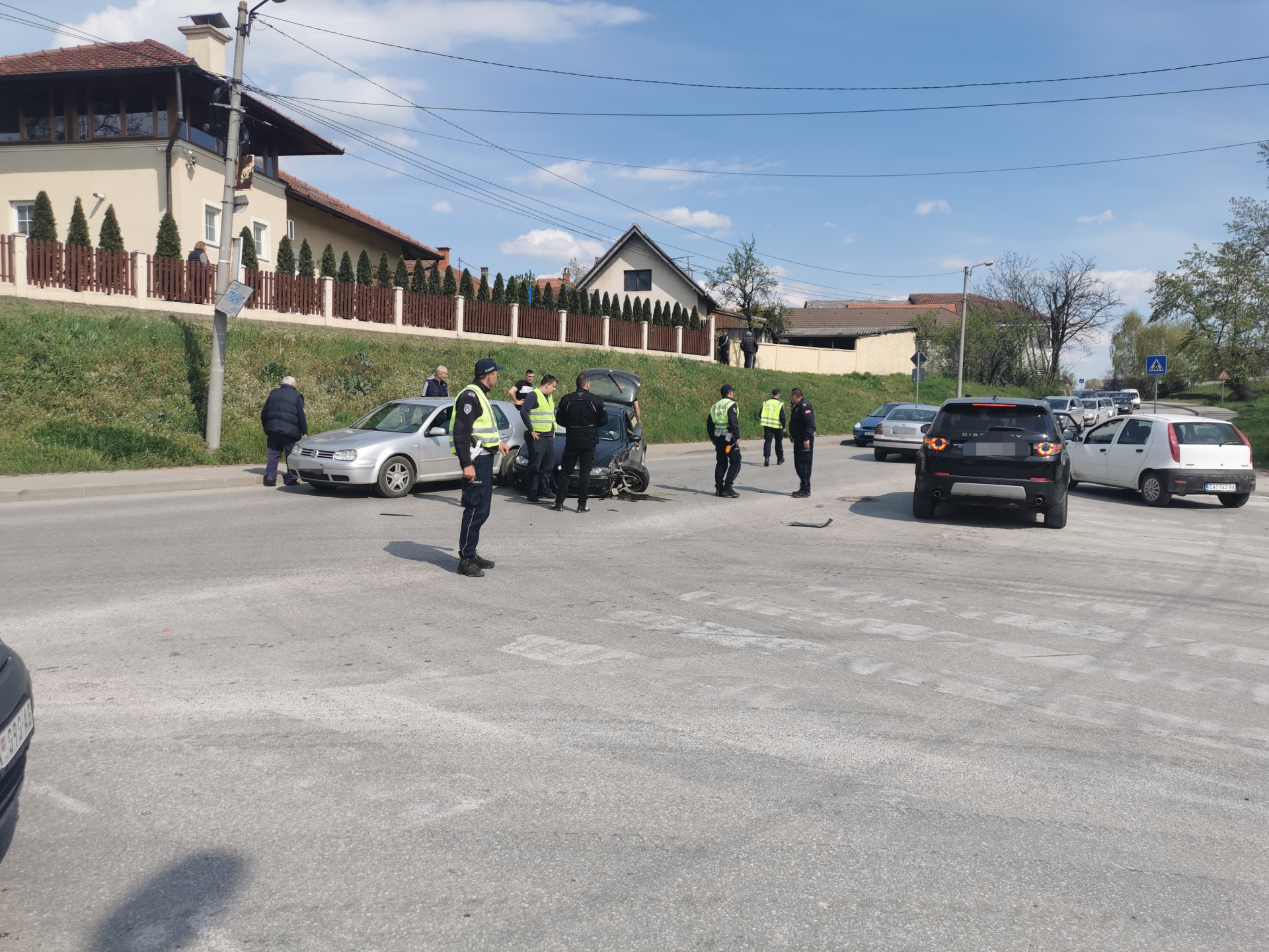Слупана три возила а на једном се активирали и ваздушни јастуци/ Фото: РИНА