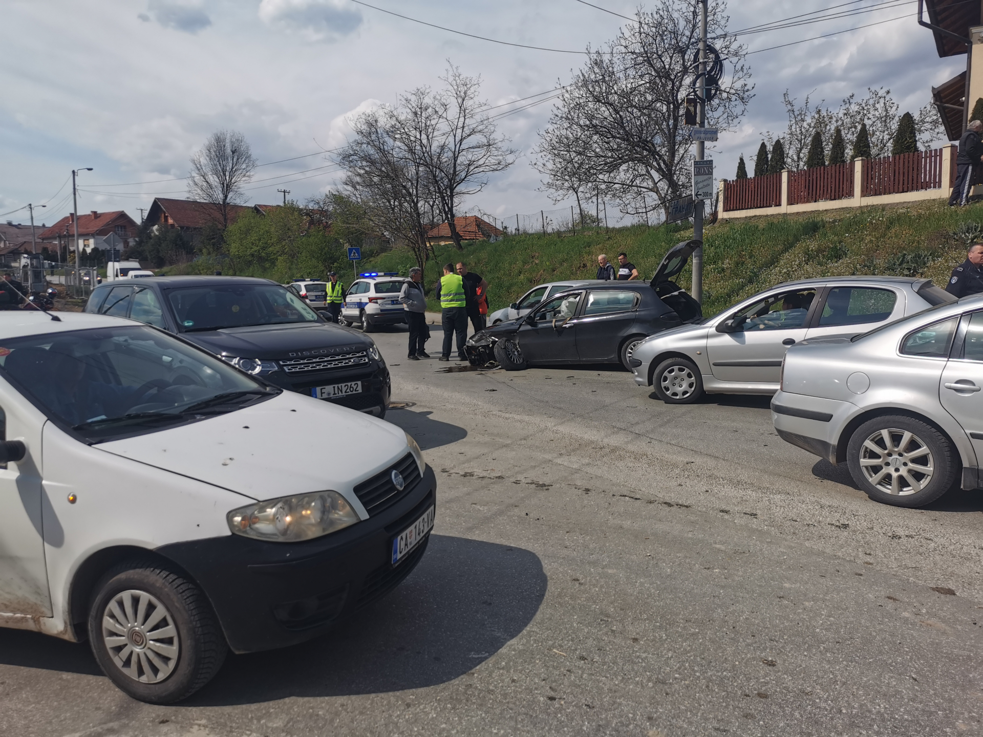 Слупана три возила а на једном се активирали и ваздушни јастуци/ Фото: РИНА
