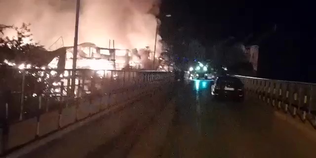 Штета преко два милиона евра, ватрена стихија у Ивањици и даље не јењава: Сва расположива ватрогасна возила и људство на терену, херојски се боре да локализују пожар (ВИДЕО)