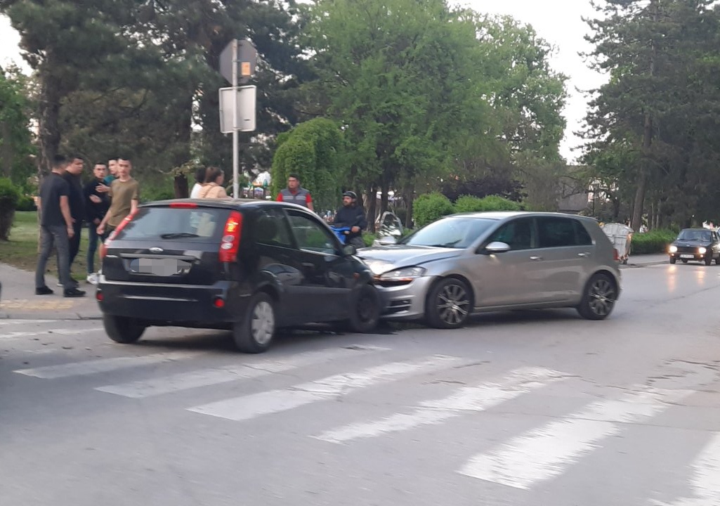 Чули смо само шкрипу кочница, а затим силовит удар: Директан судар два возила на пешачком прелазу у центру Чачка, само пуком срећом избегнута већа трагедија(ФОТО)