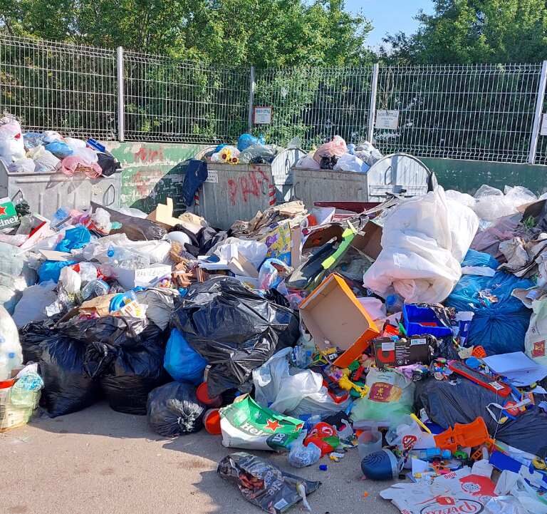 Дотерали пун камион отпада и истоварили насред рециклажног платоа, фото: ЈКП Комуналац / уступљене фотографије