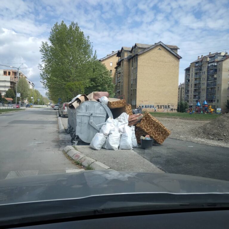 Невиђена срамота и бахатост појединаца у Чачку: Дотерали пун камион отпада и истоварили насред рециклажног платоа, посуде се не виде од гомиле смећа (ФОТО)