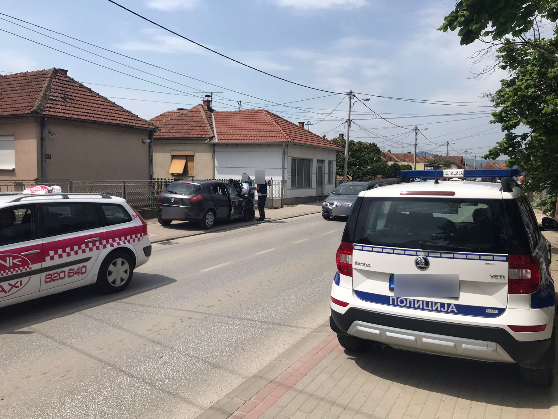 Чули смо силовит ударац и одмах знали да је поново дошло до удеса: Још једна саобраћајна незгода у чачанском насељу Суви Брег, пре 20 дана ту се слупала три возила (ФОТО)