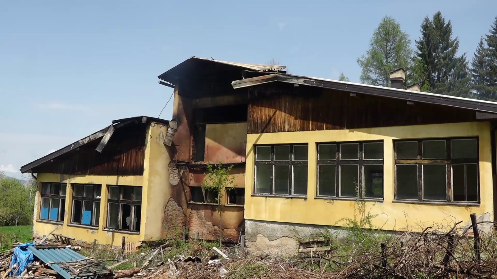 Паника у селу Стрмац код Прибоја, ватра потпуно прогутала некадашњу школу:  Мештани страхују да је пожар подметнут, пре два дана поразбијана сва стакла на објекту 