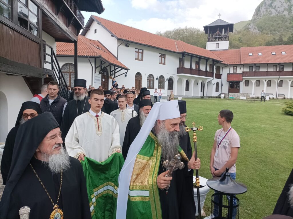 На данашњи дан пре више од четири века спаљене су мошти Светог Саве: Патријарх Порфирије служи Свету Архијерејску Литургију у манастиру Милешева, након тога одлази у Црну Гору