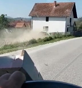 Кривудао по коловозу, а затим слетео са пута и аутом се закуцао у зид породичне куће: Саобраћајна незгода у драгачевском селу Граб, све забележила камера (ФОТО)(ВИДЕО)