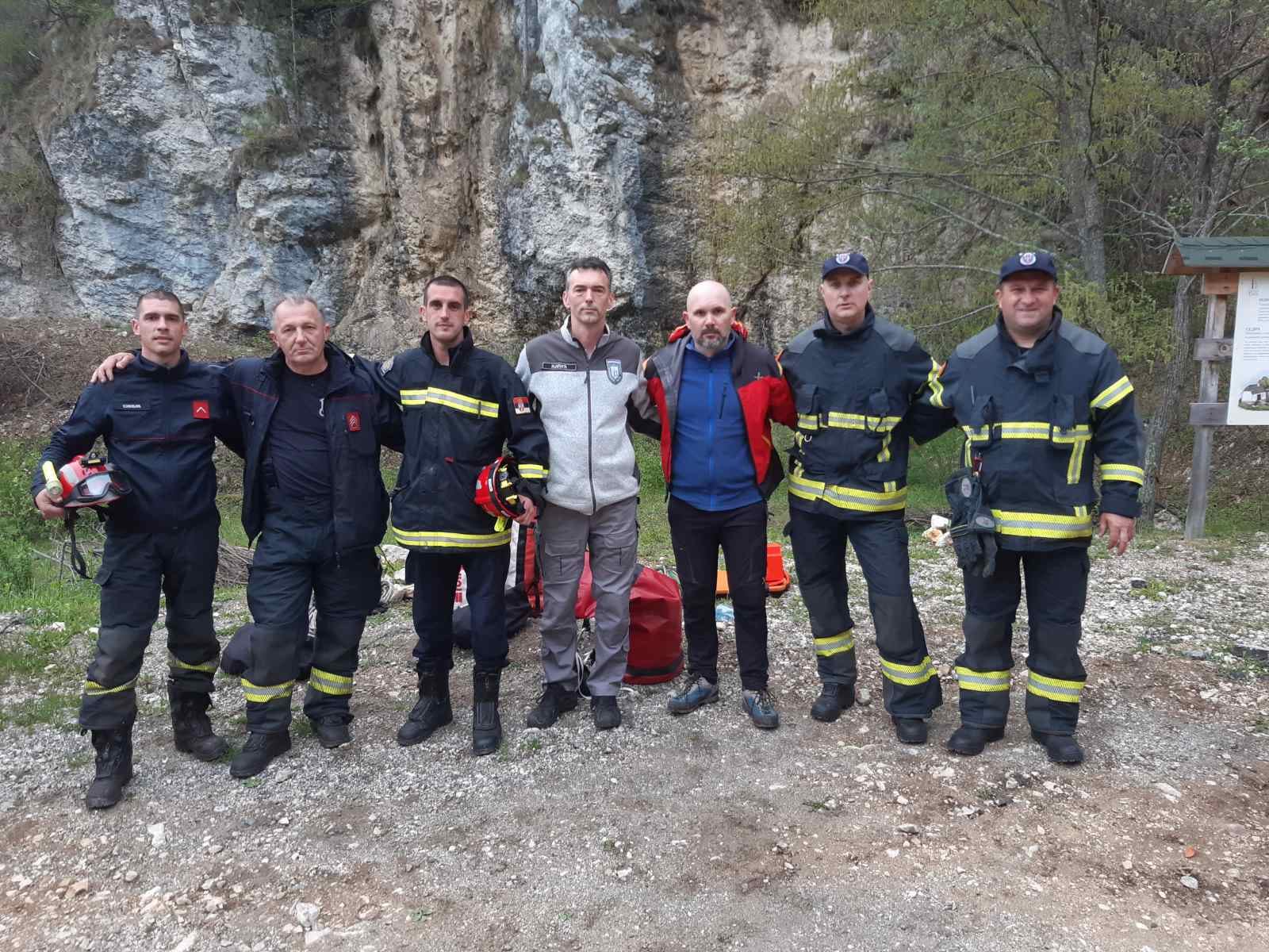 Оклизнула се низ литицу и зауставила на дрвету, испод ње је био само амбис: Ренџери и ватрогасци сатима покушавали да спасу туристкињу на Тари (ФОТО)