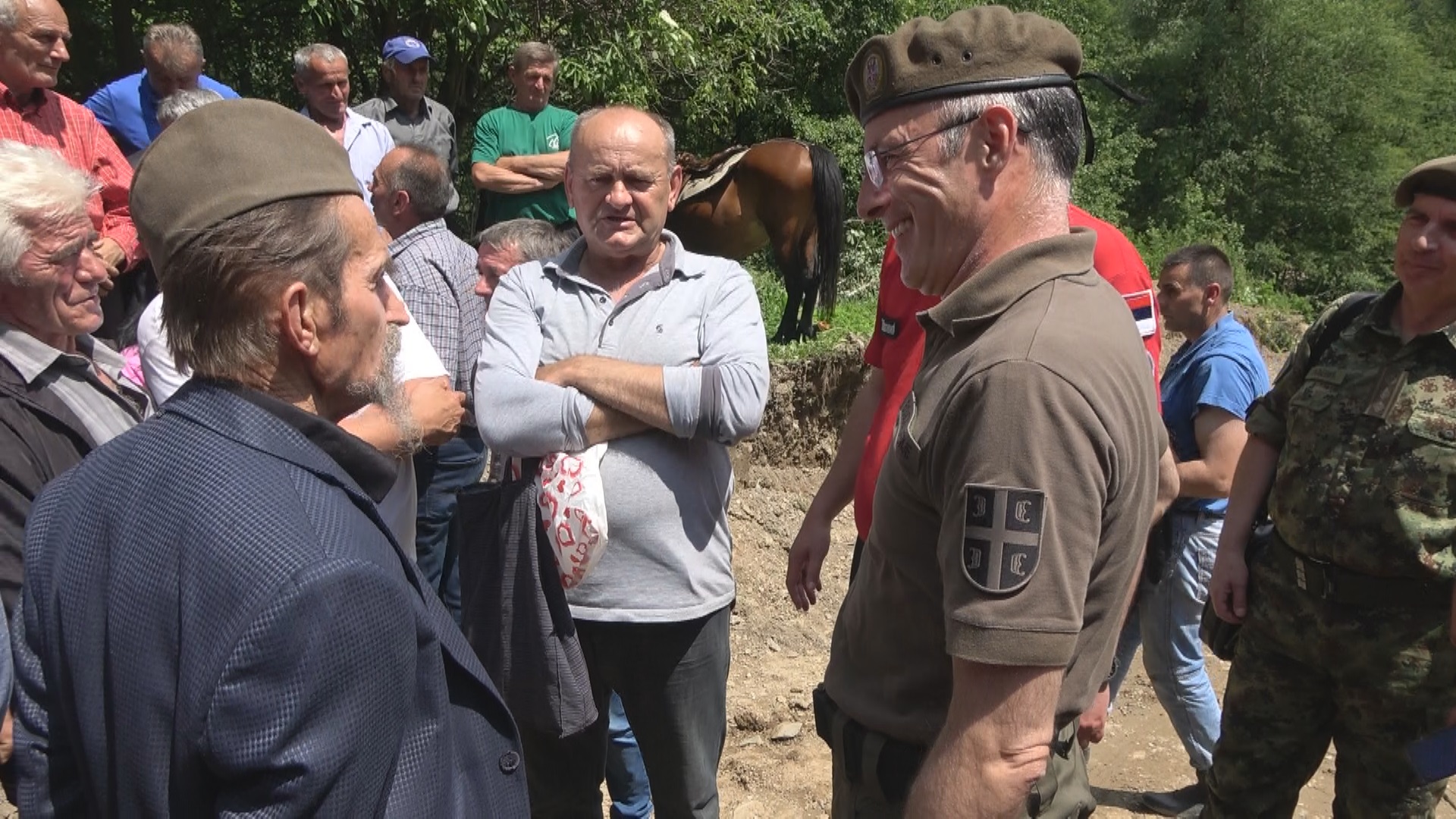 Војска стигла у Ивањицу, поново помажу мештанима: Наредних 15 дана вршиће раскрес растиња на мрежи ниског напона 