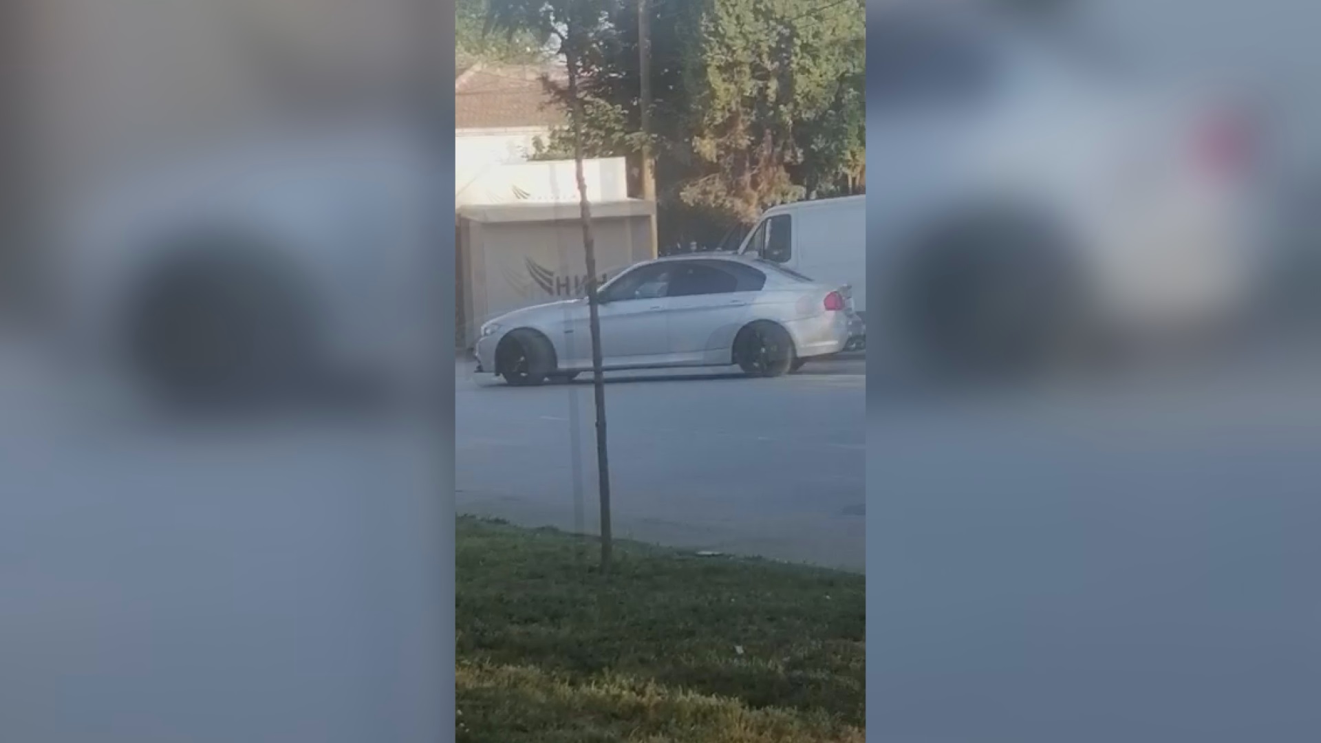 Одузет „BMW“ којим је возач дрифтовао у центру Чачка: Власник возила није био за воланом, трага се за лицем које је направило прекршаје 