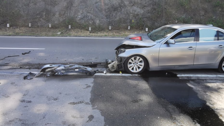 Још један удес на магистрали смрти код Чачка: Возач „bmw - a“ прво сустигао, а затим свом силином се закуцао у голфа који се кретао испред њега