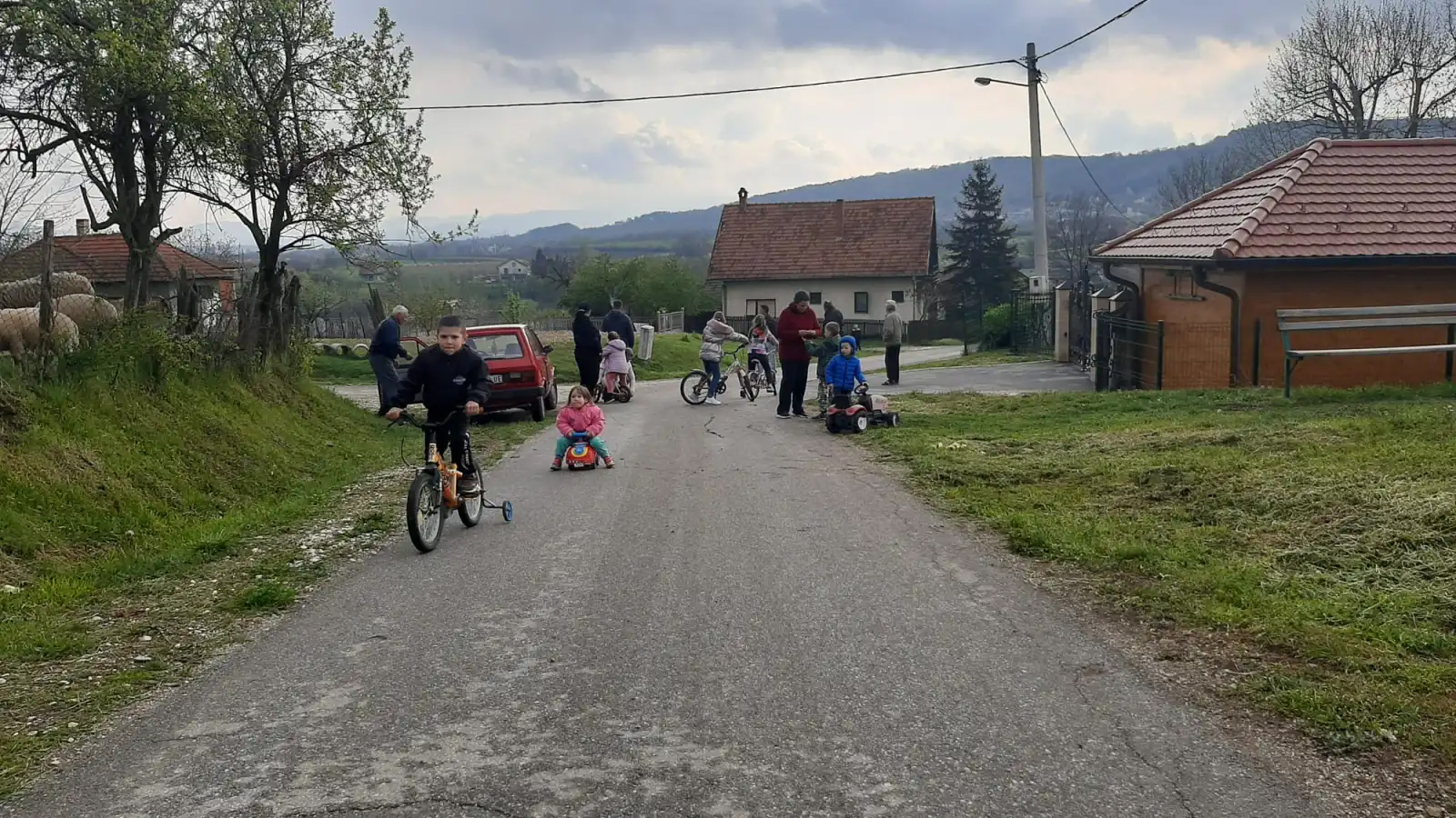 Пуно село деце, а немају игралиште: Малишани из Врела код Тополе окупљају се на обичној ливади већ годинама, родитељи сами поставили љуљашке како би обрадовали скоро 40 малишана (ФОТО)