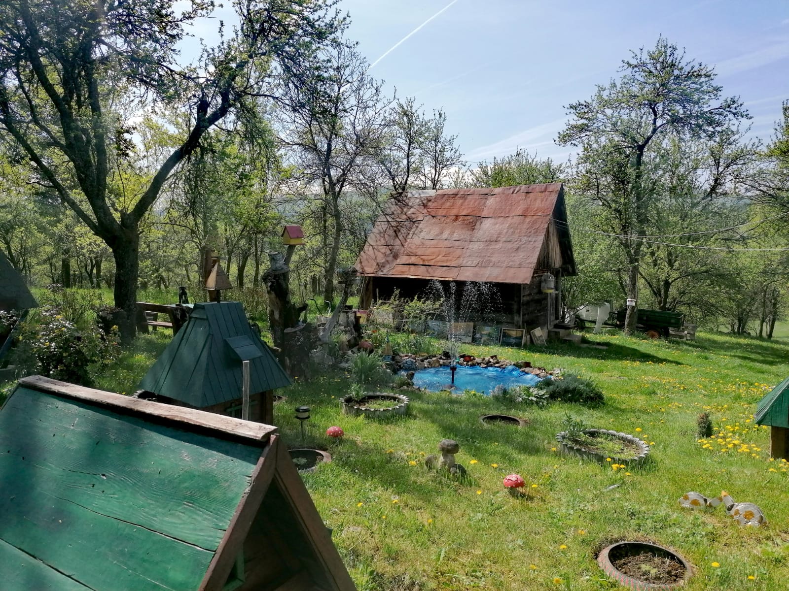 На обронцима Муртенице крије се српско село из бајке: Љубодраг је својим вештим рукама направио права ремек дела, дрвене кућице и фонтане са којих тече изворска вода(ФОТО)