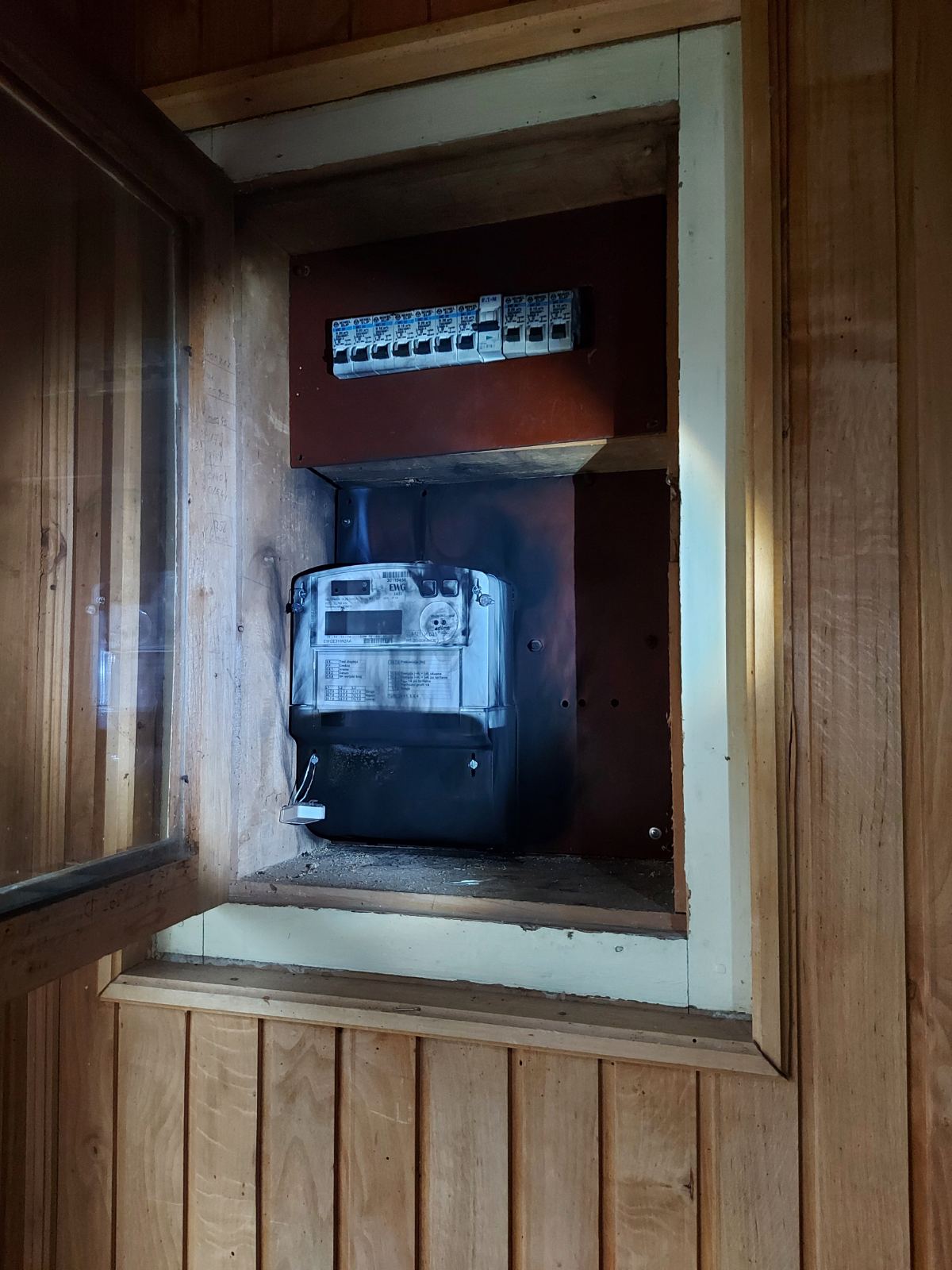 Читава кућа била нам је у диму, ништа се није видело: Гром погодио струјомер у домаћинству Госпавића на Каблару, а град протутњао селима (ВИДЕО)