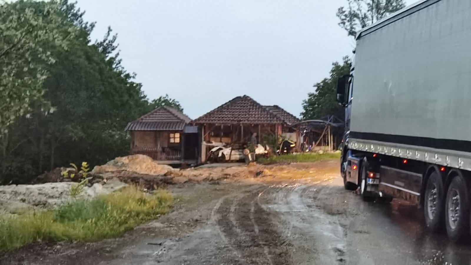 Хаос на магистрали ка Ужицу, ланчани судар два путничка аутомобила и камиона: Од силине удара возило летело неколико метара,  завршило у кафани која се налази поред пута (ФОТО)(ВИДЕО)