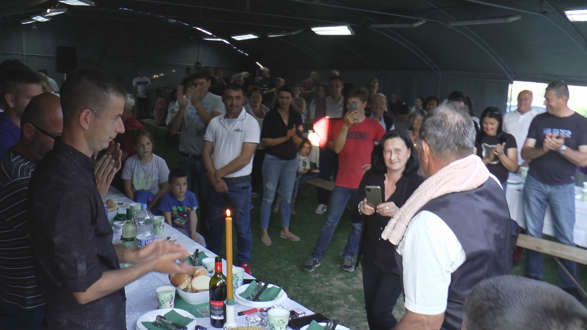 Испод шатре и уз музику јела се панаија и горела свећа за душу, невероватна „прослава“ у селу код Шапца: Михаило сам себи за живота направио парастос, нико није веровао да ће заиста то и урадити (ФОТО)