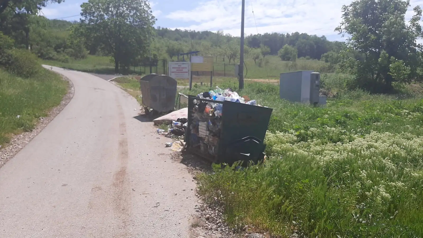 Гомиле кабастог отпада осављају поред контејнера, фото: РИНА