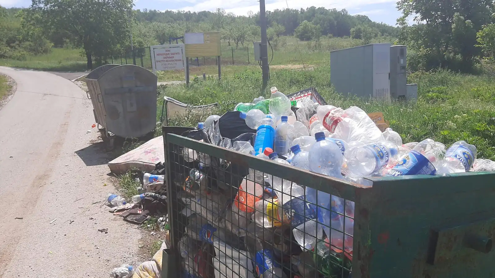 Гомиле кабастог отпада осављају поред контејнера, фото: РИНА