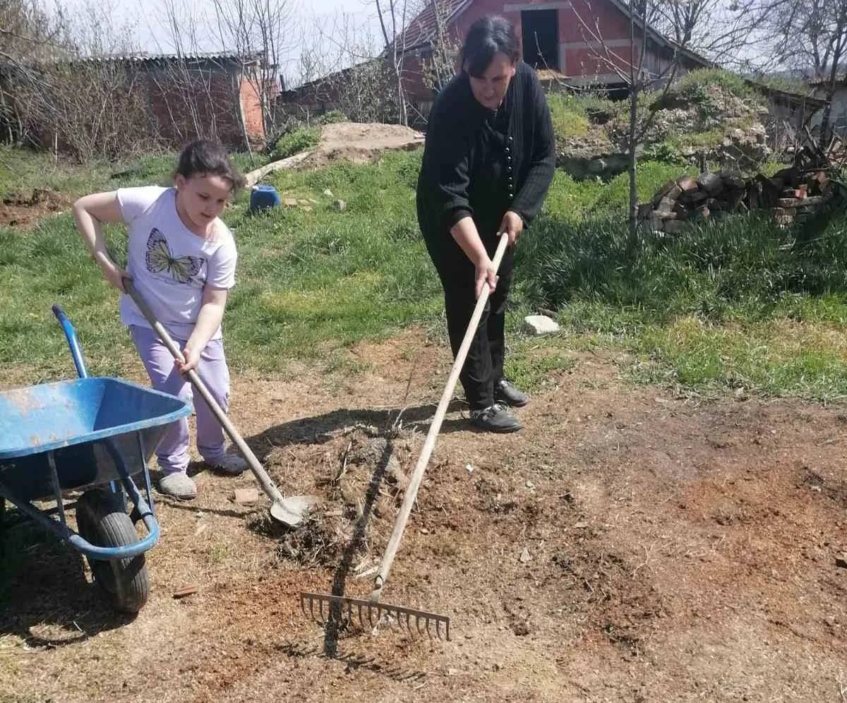Анђин отац био је медицински феномен, али његово срце престало је да куца кад јој је био најпотребнији: Девојчица са мајком Лидијом живи јако тешко, а због дуга за струју морале да напусте свој дом (ФОТО)