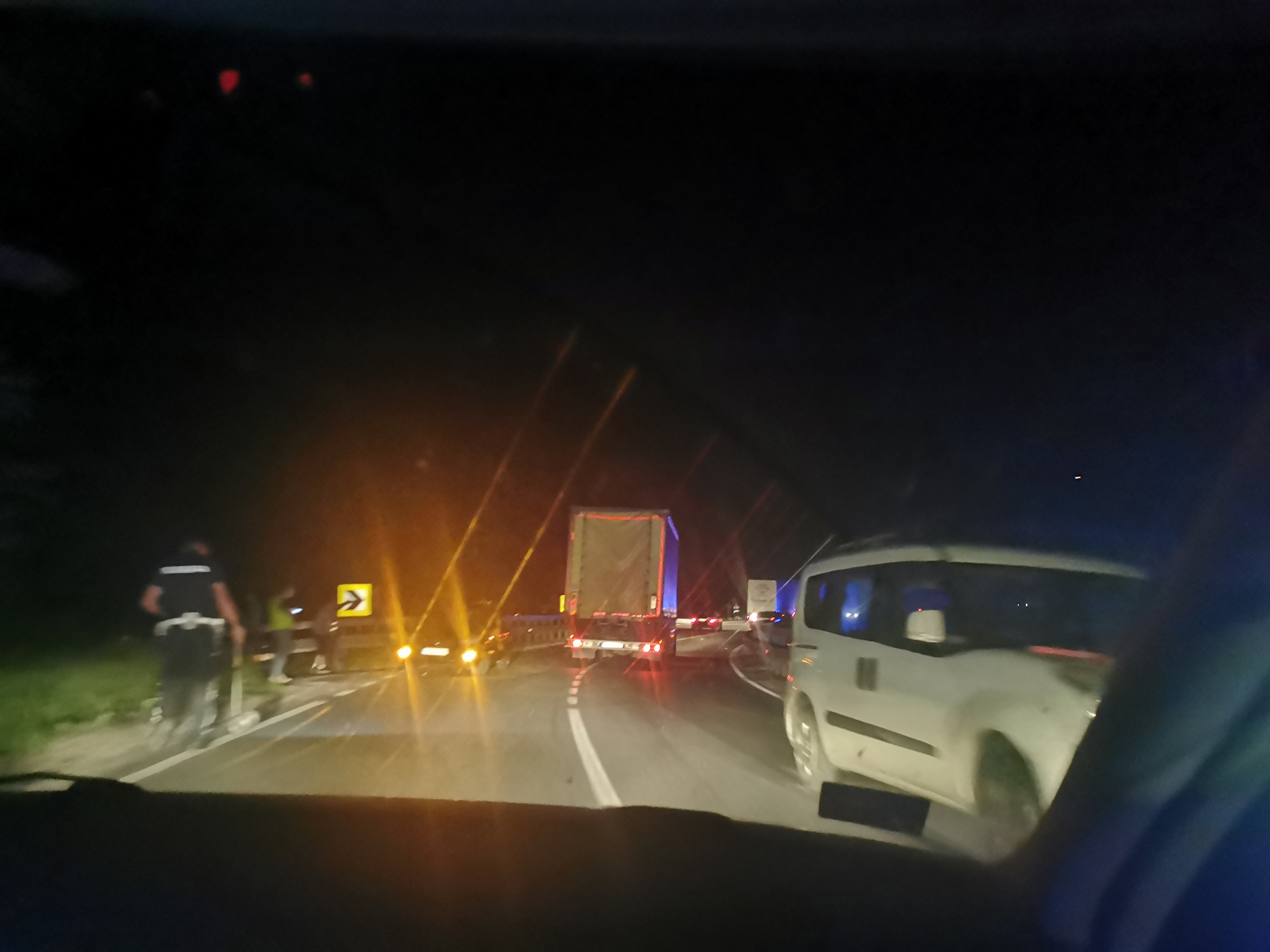 Ланчани судар на црној тачки магистралног пута ка Пожеги: Три слупана возила стоје на коловозу, полиција уз помоћ пролазника покушава да их склони (ФОТО)
