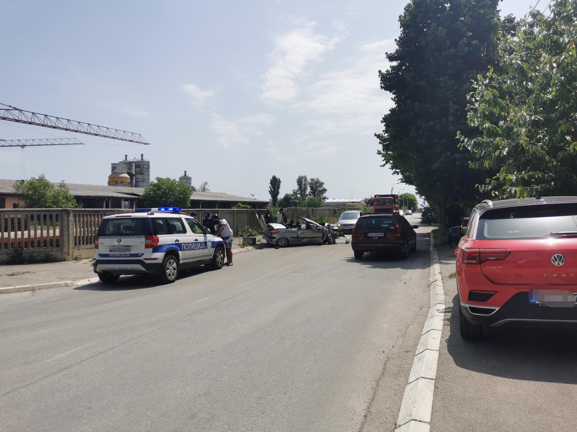 Пукла гума док је претицао бицикл, аутомобил слетео са пута и ударио у три дрвета: Тешка саобраћајна незгода у Чачку,  возило кабриолет потпуно слупано (ФОТО)