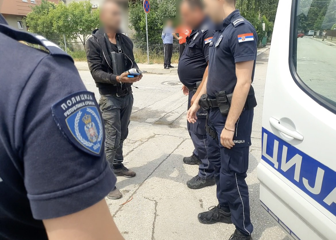 Бизарна сцена у Чачку, полиција окружила преступника: Мушкарац већ дуже време упада у туђе куће и краде патике, сада је први пут затечен на делу и пријављен (ФОТО)(ВИДЕО)